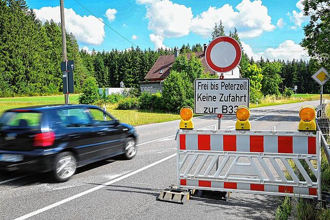 Bild 1: Lange Staus durch die B33-Baustelle: Doch warum wird noch nicht gearbeitet?
