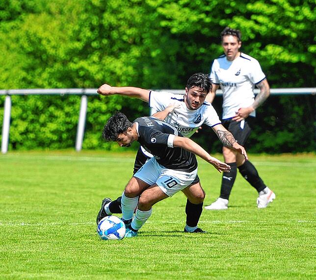 Cihan Turan (schwarzes Jersey) versperrt Schonachs Farin Wehrle den Weg.