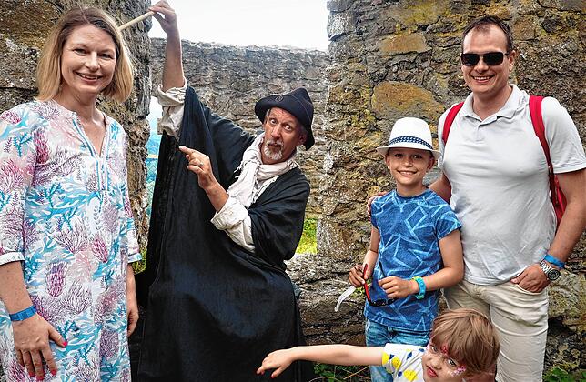 Bild 13: Viele tausend Besucher feiern auf der Burg Hohentwiel