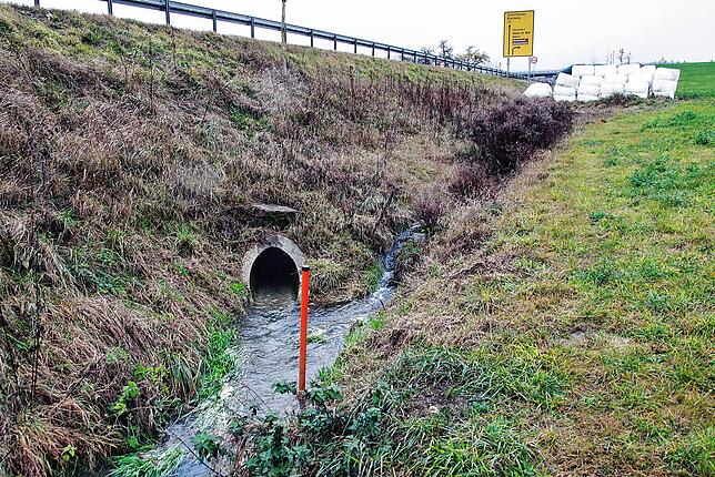 Aus diesem Rohr an der Bundesstraße trat über Jahre hinweg verunreinigtes Wasser aus.