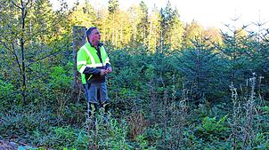 Der Immendinger Forstbetriebsleiter Martin Schrenk arbeitet beim Waldumbau mit neuen Methoden und zusätzlichen Baumarten. Bild: Jutta ...