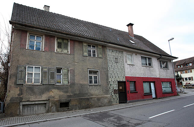 „Es ist ein Schandfleck mitten im Ort“, sagt Ortsvorsteher Wolfgang Gensle über dieses Gebäude. Er hofft, dass es mit dem ...