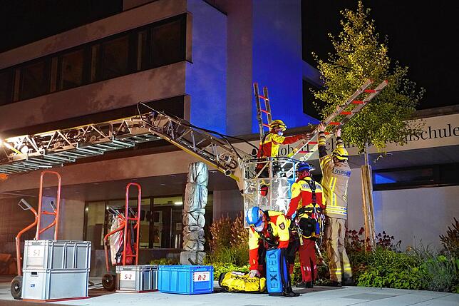 Spezialisten der Höhenrettungsgruppe bereiten ihren Einsatz vor.