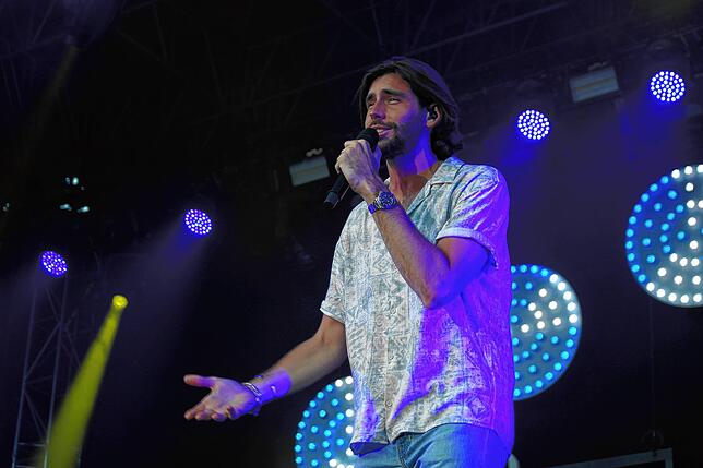 Alvaro Soler beim Schlossgarten Open Air in Tettnang.