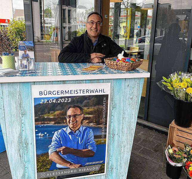 Der Wahlstand von Alessandro Ribaudo vor dem Edeka in Ludwigshafen.