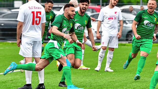Torgarant: Möglichst oft möchte Sascha Strazzeri (Mitte) in der neuen Saison für den SV Herten jubeln. Nachdem er seine lange Verletzung ...