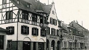 Die 1898 mit dem Tod des Schmiedes Balthasar Nägele aufgegebene „Balthsers-Schmiede“ um 1908: Im Fenster oben der Schneidermeister ...