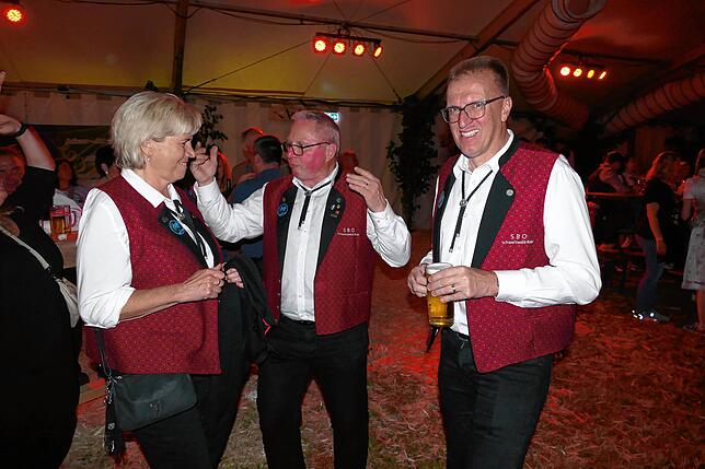 Bild 12: Was für eine Fete! Musikkapelle Mundelfingen versetzt das Publikum zum Jubiläumsstart in Feierlaune