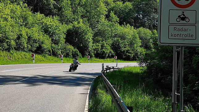 Der Randenaufstieg ist eine Genussstrecke für Motorradfahrer. Weitläufige und enge Kurven wechseln sich ab, da macht es besonders viel ...