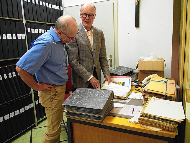 Beim Treffen mit Archivar Wolfgang Kramer (links) und dem früheren Engener Bürgermeister Manfred Sailer Stadtarchiv wird der reiche ...