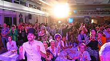 Bürgermeister Christoph Stolz (links vorne) hält am Samstag als Überraschung eine Büttenrede und hat beim Bunten Abend seine ...