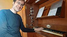 Johannes Fankhauser improvisiert an der historischen Merklin-Orgel zum Stummfilm mit Buster Keaton. Bild: Roswitha Frey