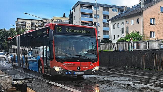 (Symbolbild) In einem Bus der Linie 12 ist es am Dienstag, 30. Juli, zu einer Prügelei zwischen einem Vater und dem Busfahrer gekommen, ...