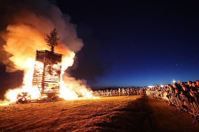 Bild 16: Litzelstetten 2025: Diese Funkenfeuer-Bilder fangen die Tradition perfekt ein!