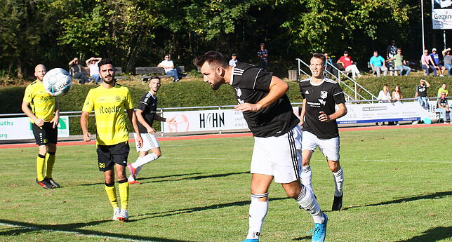 Köpfchen: Bujar Halili erzielt das 3:1.