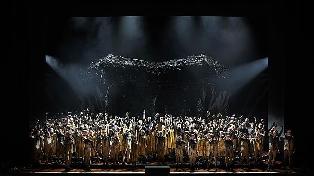 Imposant: Der Staatsopernchor und der Kinderchor der Staatsoper Stuttgart stehen gemeinsam auf der Bühne.