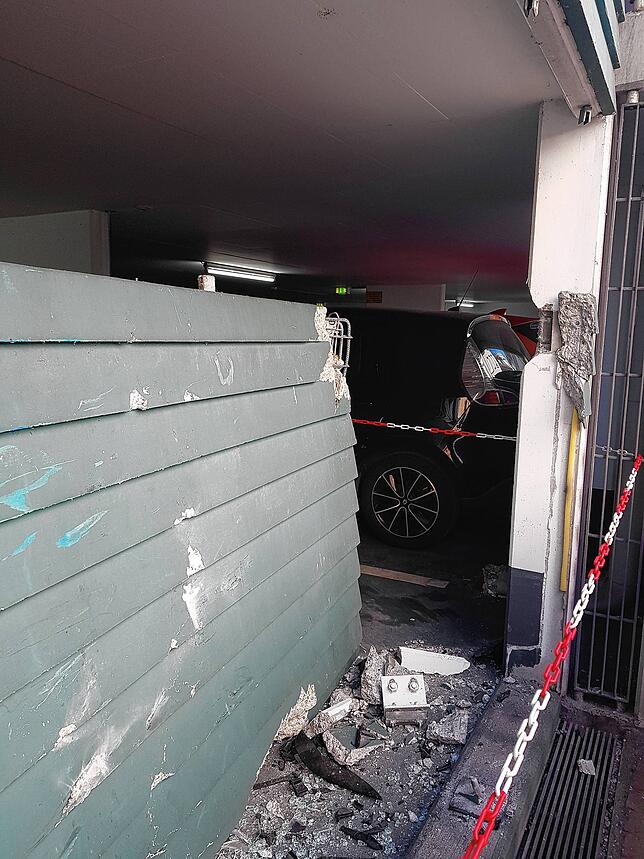 Die Wand des Parkhauses Marktstätte wurde durch einen Unfall mit einem Lkw rund einen Meter nach innen verschoben.