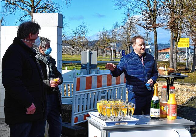 Beim Spatenstich für den Discounter in Bodman (von links): Thomas Luib (Raiffeisenbank Bad Saulgau eG), Nobert Mütz (NDM ...