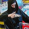 Die Überwachungskamera der Tankstelle hat den Täter im Bild festgehalten.