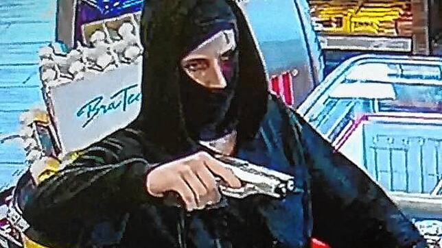 Die Überwachungskamera der Tankstelle hat den Täter im Bild festgehalten.