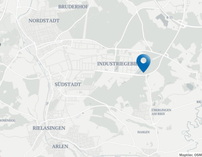 Hier liegt der Haselmoos-Weiher am Rand des Industriegebiets in Singen.