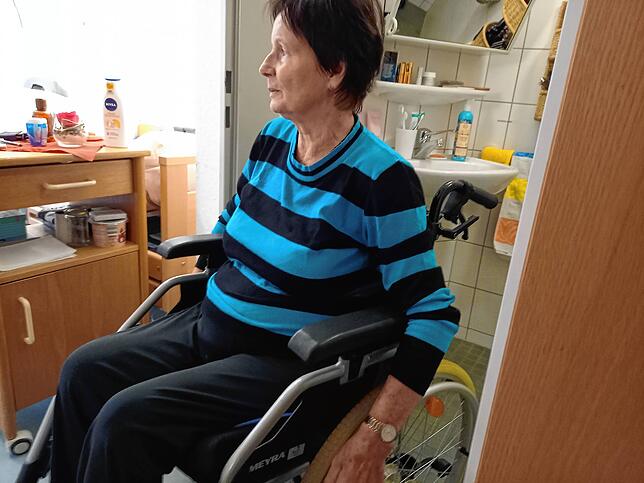 Hier zeigt Apollonia Krumm, wie sie mit dem Rollstuhl in den Bad- und Toilettenbereich kommt.