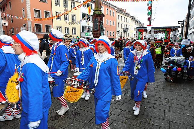 Bild 10: Die Konstanzer Fasnacht außer Rand und Band! Hästräger feiern auf der Marktstätte – die schönsten Bilder!