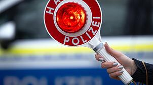 Nach einer gefährlichen Flucht über mehrere Autobahnen stoppte die Polizei den Bus. (Symbolbild)