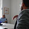 Matthias Helmke (rechts) gibt bei Tatjana Deggelmann und ihrem ermittelnden Kollegen Anzeige wegen Betrugs auf.