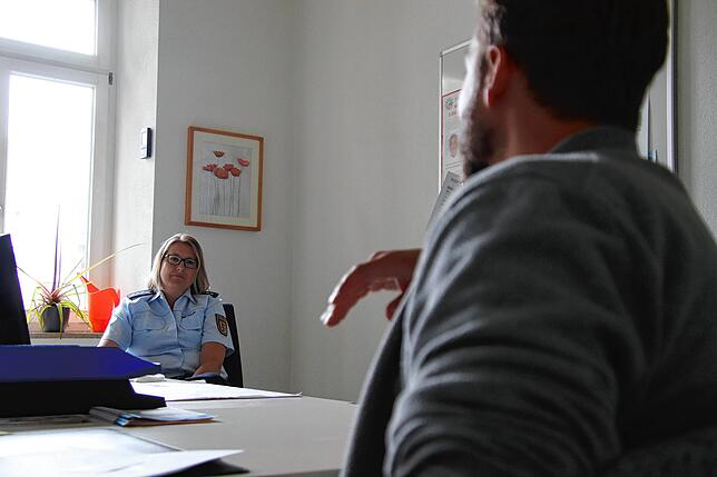 Matthias Helmke (rechts) gibt bei Tatjana Deggelmann und ihrem ermittelnden Kollegen Anzeige wegen Betrugs auf.