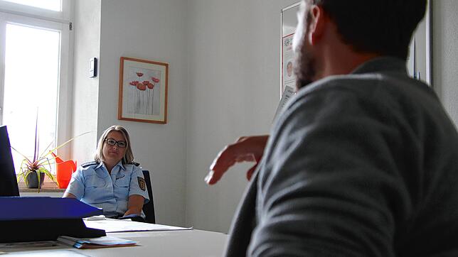 Matthias Helmke (rechts) gibt bei Tatjana Deggelmann und ihrem ermittelnden Kollegen Anzeige wegen Betrugs auf.