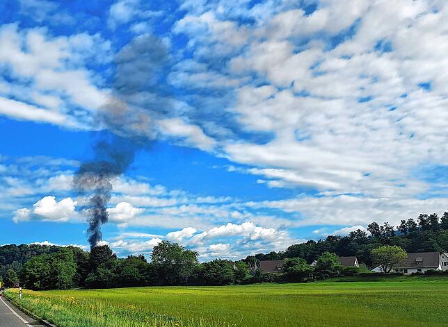 Die Rauchsäule über der Kreismülldeponie Lachengraben in Wehr von der B34.