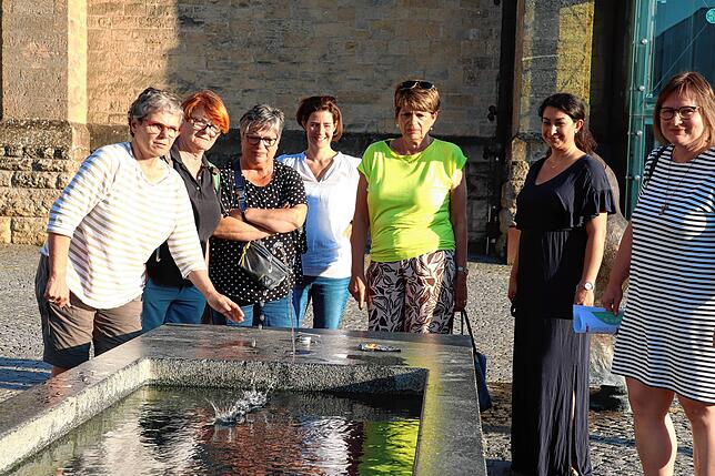 Dieser Brunnen neben der Herz-Jesu-Kirche wird schon mal zum Baden genutzt, aber auch zum Wäschewaschen. Anwohner betrachten dies mit ...