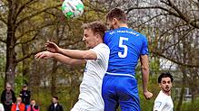 Der SC Markdorf (Jan-Philipp Braun, rechts) hat sich gegen Aufsteiger TuS Immenstaad (Mario Riegger) am Ende doch noch mit 3:0 durchgesetzt.