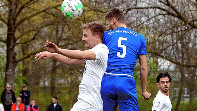 Der SC Markdorf (Jan-Philipp Braun, rechts) hat sich gegen Aufsteiger TuS Immenstaad (Mario Riegger) am Ende doch noch mit 3:0 durchgesetzt.