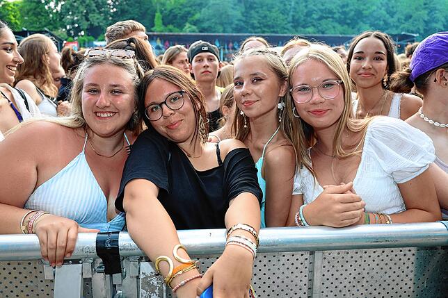 Bild 38: Hier spielt die Musik! Fans tanzen vor den Bühnen beim Campus-Festival 2025