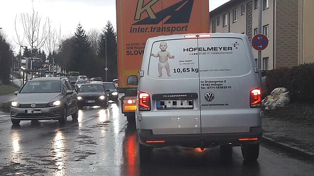 Ein Unfall auf der B&nbsp;31 bei Hüfingen sorgt für Stau in der Stadt. Hier in der Schaffhauser Straße.