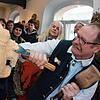 Bei der Arbeit an der Hexenmaske zuschauen &ndash; wie hier bei der Ausstellung vor sechs Jahren &ndash; wäre derzeit schon aus ...