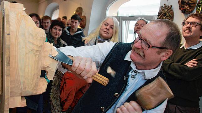 Bei der Arbeit an der Hexenmaske zuschauen &ndash; wie hier bei der Ausstellung vor sechs Jahren &ndash; wäre derzeit schon aus ...