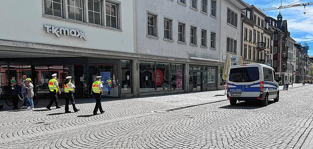 Ein Anti-Konfliktteam der Polizei ist da. Zu tun haben die Beamten allerdings noch nichts.