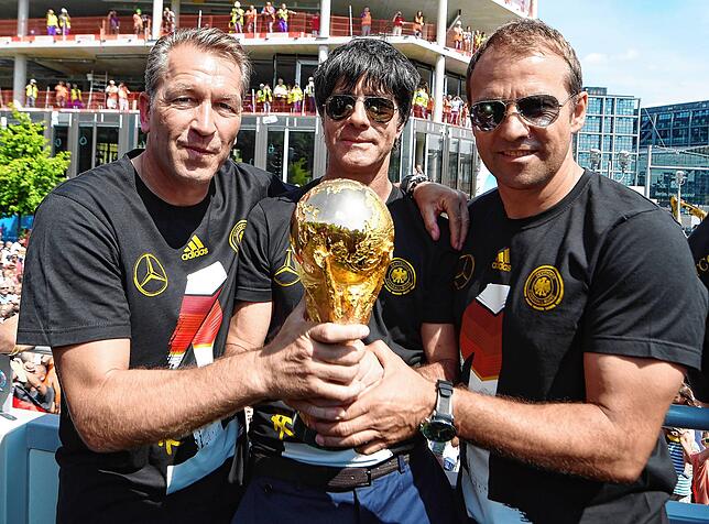 Fete in Berlin: Torwarttrainer Andreas Köpke, Bundestrainer Trainer Joachim Löw und Hansi Flick feiern mit der deutschen ...
