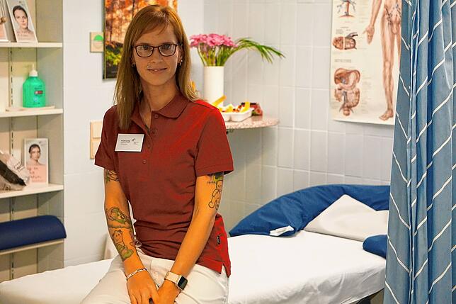 Pia Hemmerling in der Physiotherapie des Klinikums. Die Brüste werden liegend abgetastet.