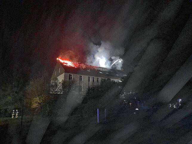 In der Nacht auf Mittwoch, 30. August, steht der Dachstuhl der ehemaligen Jugendherberge in Villingen in Flammen.