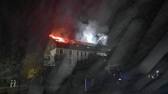 In der Nacht auf Mittwoch, 30. August, steht der Dachstuhl der ehemaligen Jugendherberge in Villingen in Flammen.