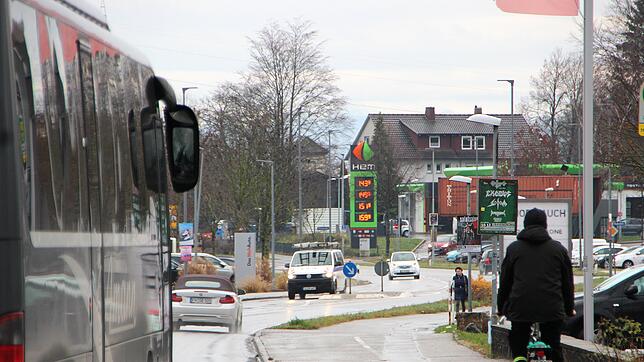 Um den Radverkehr in Markdorf zu verbessern, ist laut Umweltgruppe ein beidseitiger Radweg entlang der Zeppelinstraße (im Bild) dringend ...