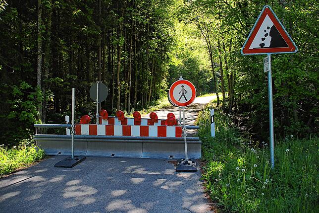 Grenzgänger, Radfahrer und Spaziergänger stehen bei Stühlingen-Eberfingen jetzt vor einer Barriere, wenn sie ins schweizerische Hallau ...