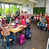 Trotz Masken ein idyllisches Bild: Die Schüler der Klasse 2b in der Goldenbühl-Schule mit ihrer Lehrerin Katharina Hecht und Schulhund ...