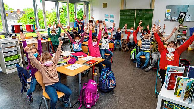 Trotz Masken ein idyllisches Bild: Die Schüler der Klasse 2b in der Goldenbühl-Schule mit ihrer Lehrerin Katharina Hecht und Schulhund ...