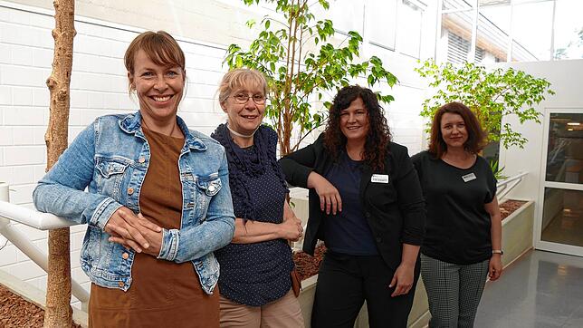 Freuen sich auf das Semester: die neue VHS-Leiterin Veronika Plank (von links), Anna Galea Gehrig, die ehemalige Leiterin Stephanie ...