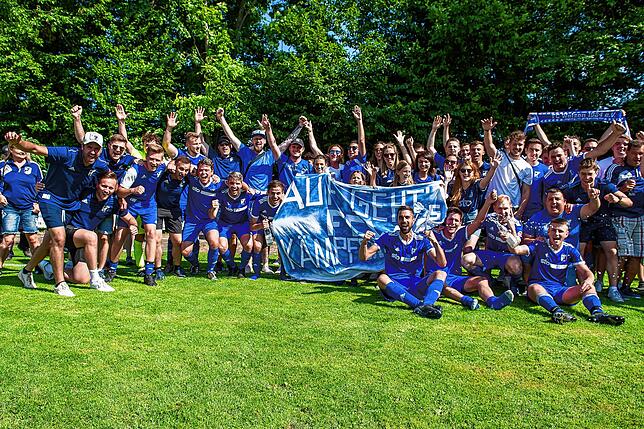 Treue Fans: Auf seine Fans kann sich der FC Weizen verlassen. Lautstark unterstützten sie ihre Mannschaft. Nach dem Triumph beim FC ...